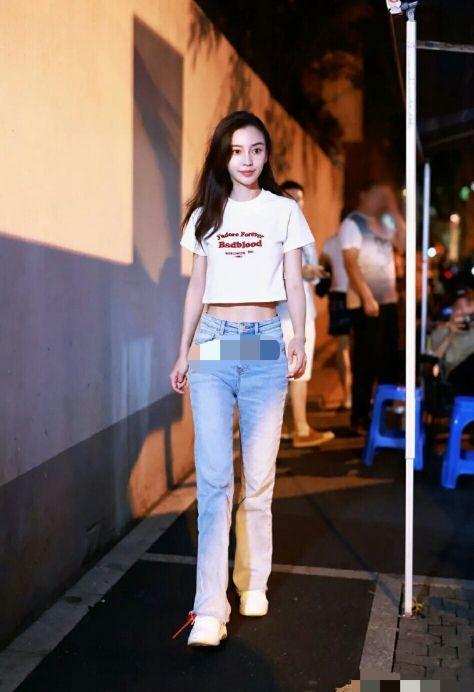 女明星腰有多细?迪丽热巴xs都嫌大,杨颖腰围1尺6,赵丽颖腰更细