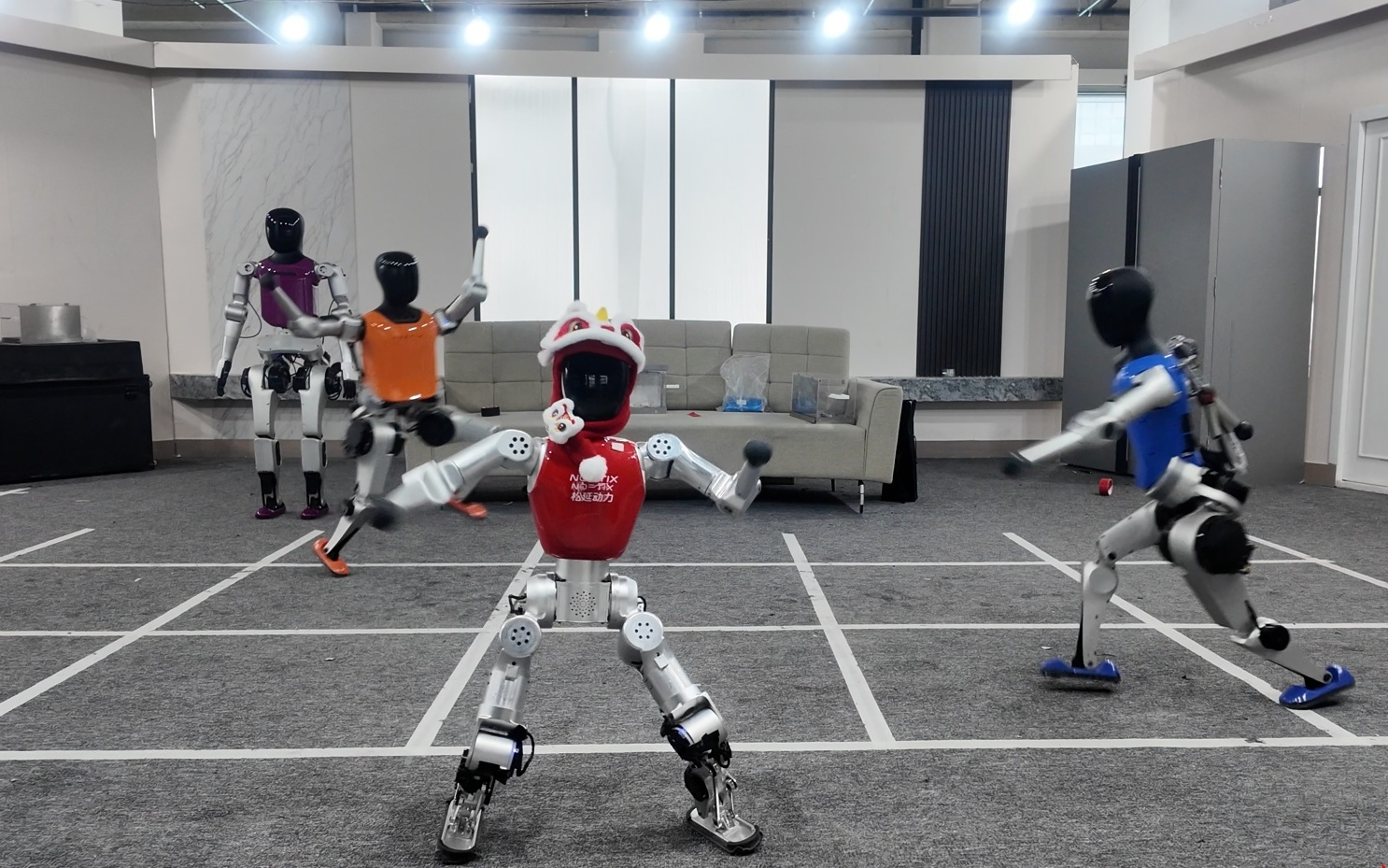 “假蔡明”如何做到同步一致？机器人学会了多少种舞蹈？松延动力春晚揭秘