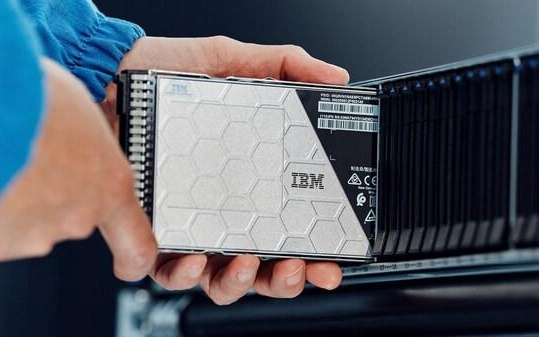 IBM推出AI智能体驱动的FlashSystem全闪存产品组合，开启"自主存储"新时代