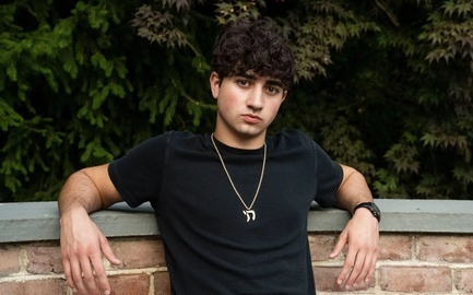 19岁天才少年做AI应用，下载量超1500万次、年入2亿，反手被行业头部玩家收购