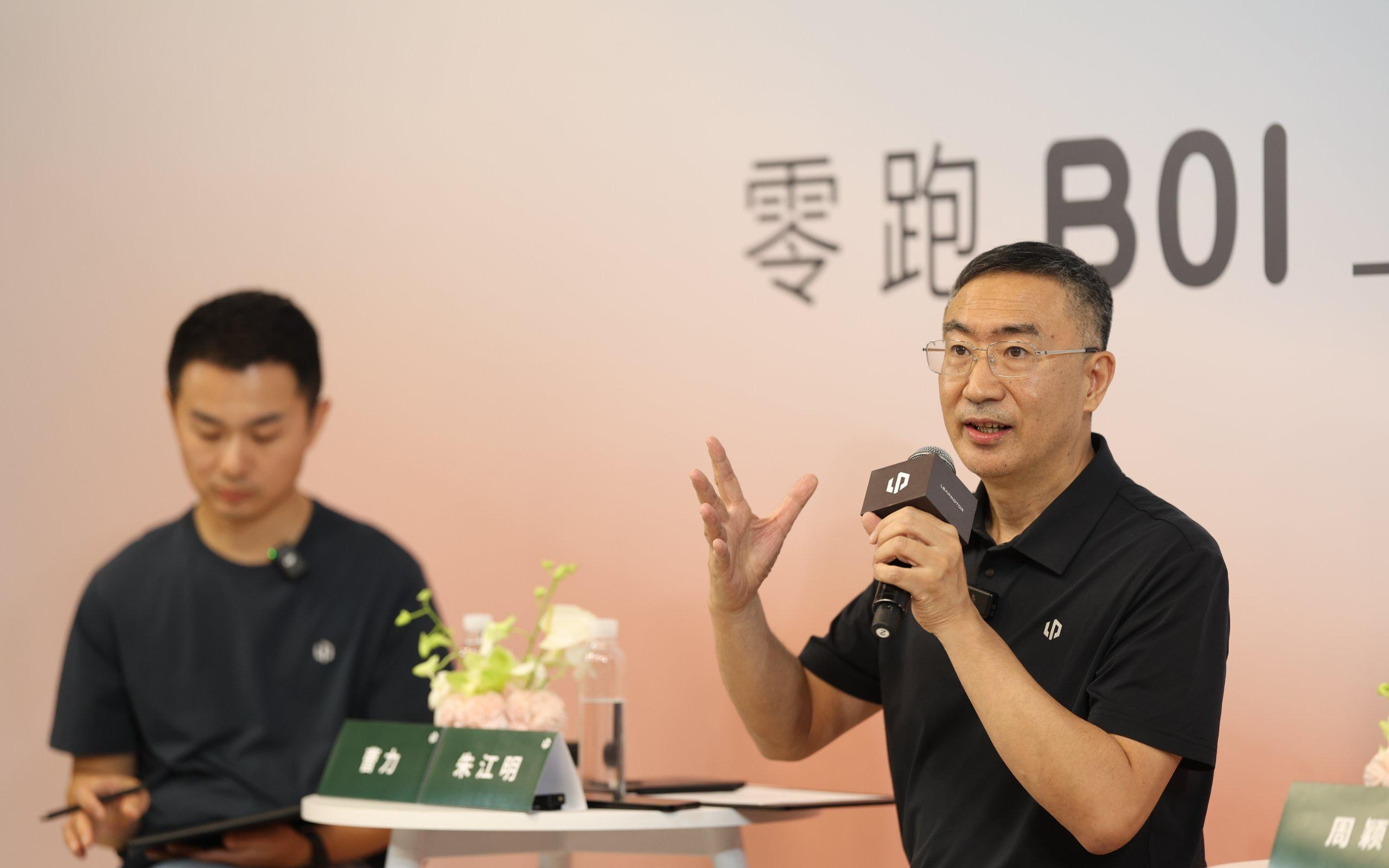 零跑向小鹏MONA开了一枪