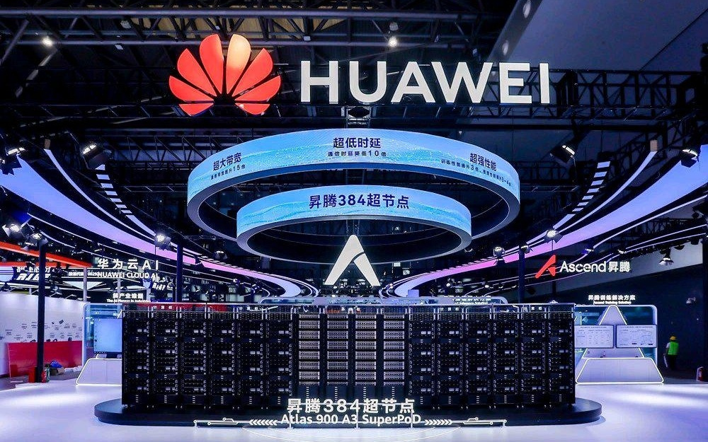 华为昇腾384超节点亮相世界人工智能大会获评镇馆之宝，算力性能大幅提升