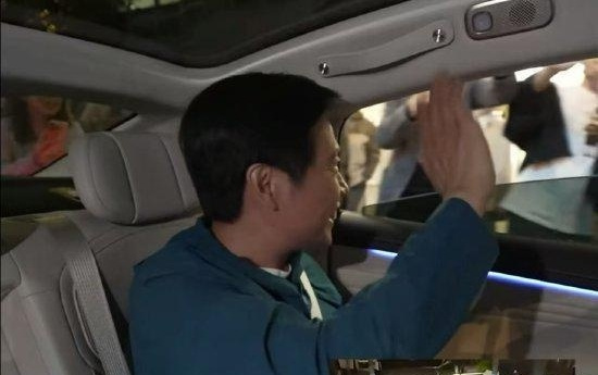 曝DeepSeek V4将于本周发布，梁文锋对外融资20亿；雷军在服务区被堵车里维权？小米徐洁云回应；宇树H1半马被担架抬离赛道丨雷峰早报