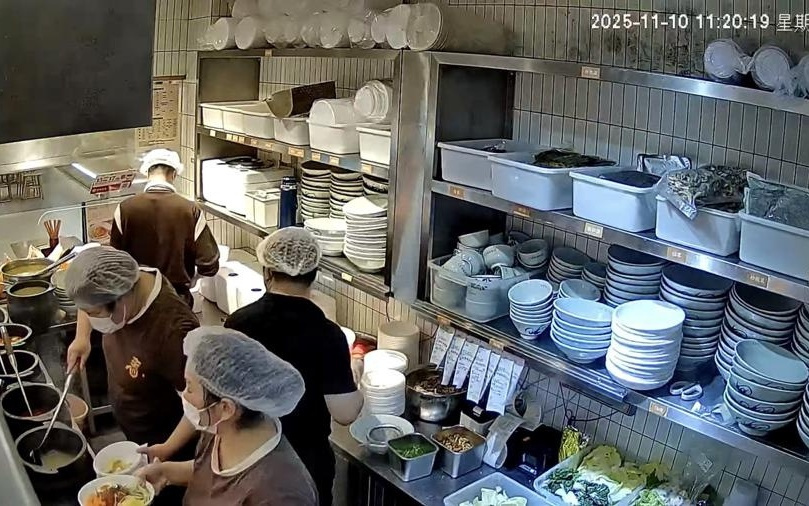 外卖的鸡汤是现熬的吗？后厨直播真相了，淘宝闪购“明厨亮灶2.0”成利器！