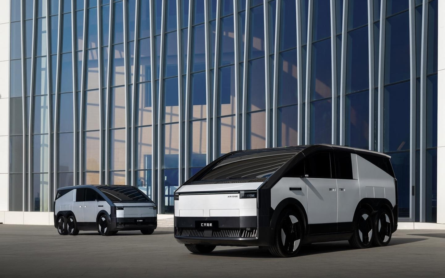 小鹏汇天飞行汽车批量试产下线，五台“陆地航母”同日完成生产