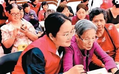 学AI，当一名“年轻老人”（“融”观中国）