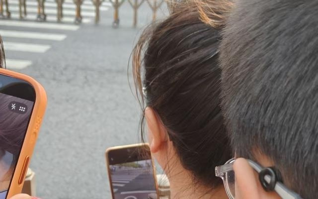 人形机器人半程马拉松开赛，市民热情满满共赴科技盛宴