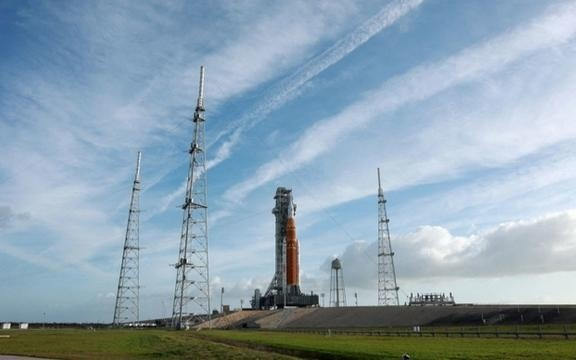 容忍风险、狂赶进度，美国为何急于实现人类50多年来首次“奔月”？