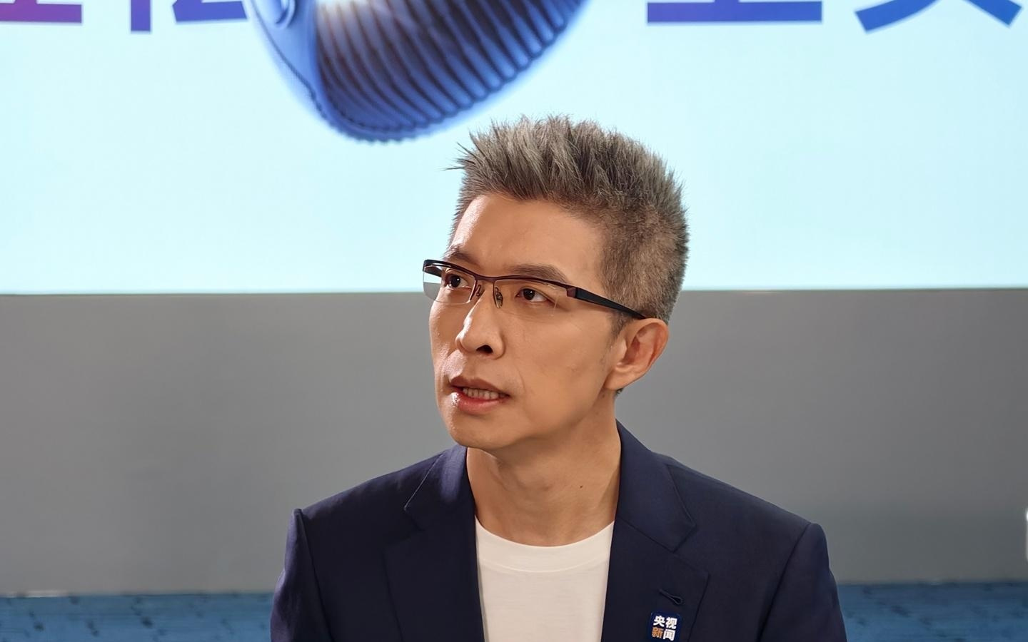 央视朱广权提前体验 vivo Vision 头显，双指捏合“轻松上头”