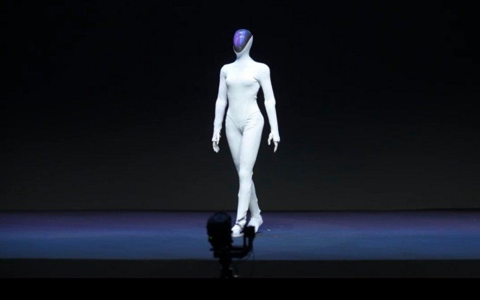 何小鹏：用汽车标准研发的ET1版本第一台机器人顺利落地