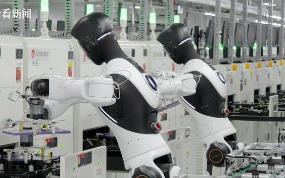 破解“招工难” 沪产人形机器人员工进厂“转正”