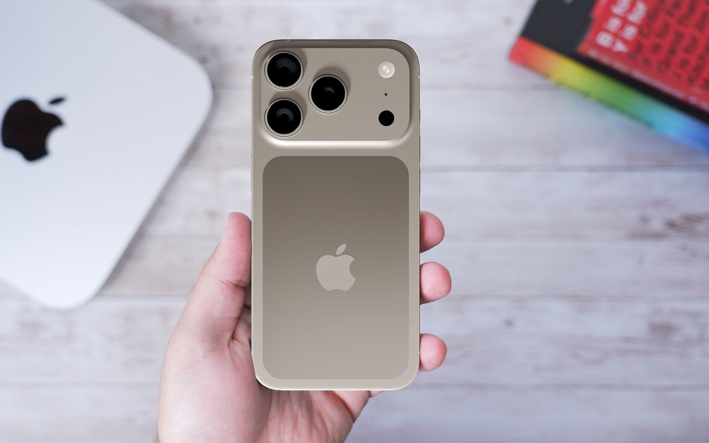 消息称苹果 iPhone 17 Pro / Max 采用玻璃 + 铝金属拼接背板