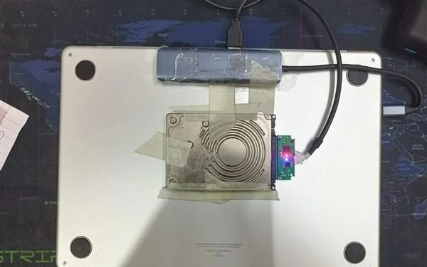 辣眼睛！为省固态钱MacBook Air“丑陋”改装：胶带硬粘外挂SATA硬盘