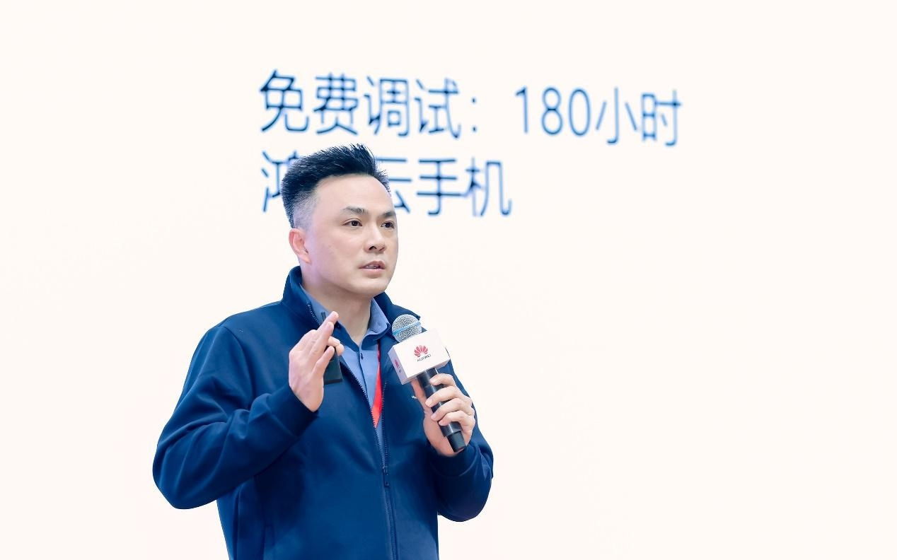 华为云CEO周跃峰：联合开发者，共同打造行业AI“梦工厂”