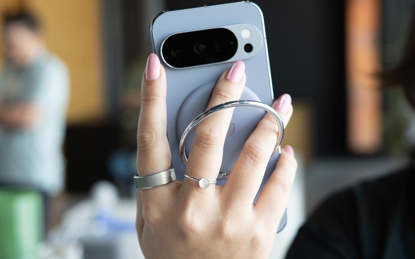 Pixel 10 磁吸生态来袭，钱包/支架/三脚架一吸即用