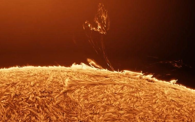 天文摄影师拍到哈勃望远镜掠过太阳画面，全程仅1.01秒