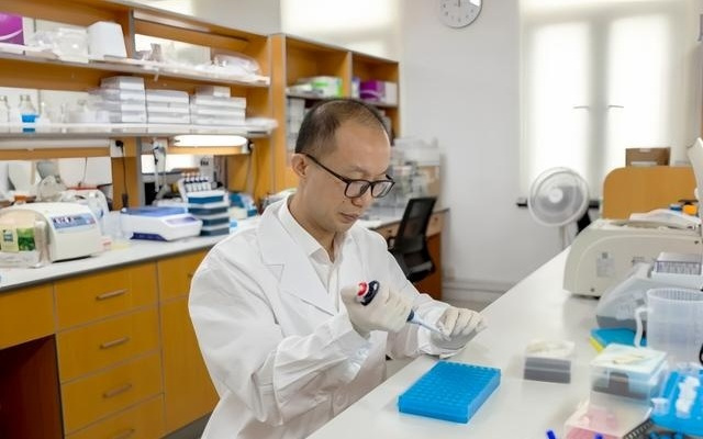 全球首次碱基编辑疗法脱“贫”,治愈这种遗传病,中国领先了!