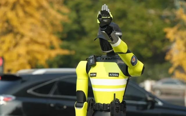 AI实习交警“杭行1号”滨江首“上岗”“礼行杭城”开启数智交管新模式！