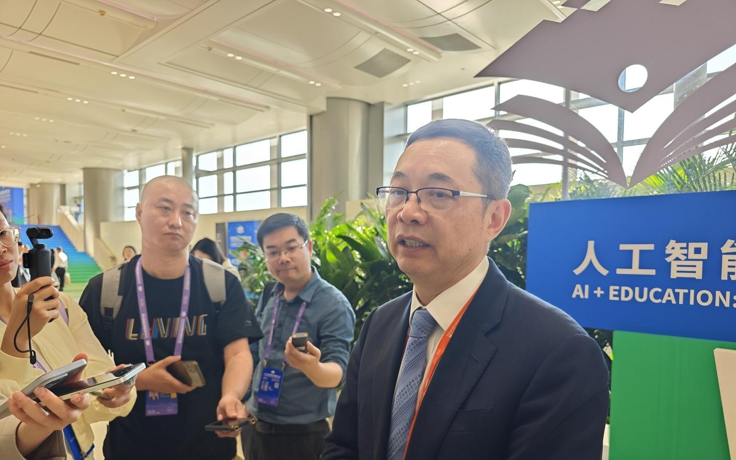 教育部教育数字化专家咨询委员会主任杨宗凯:AI可能在“教”的方面变得出众,但教师在“育”的方面更重要