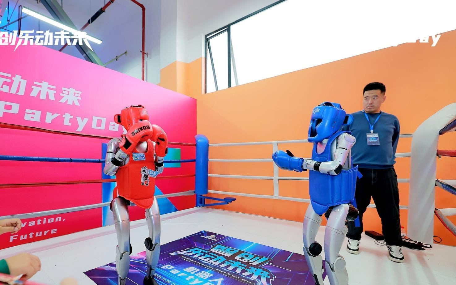 成都锦江机器人派对启幕！打拳踢足球萌趣互动，科技盛宴持续两天