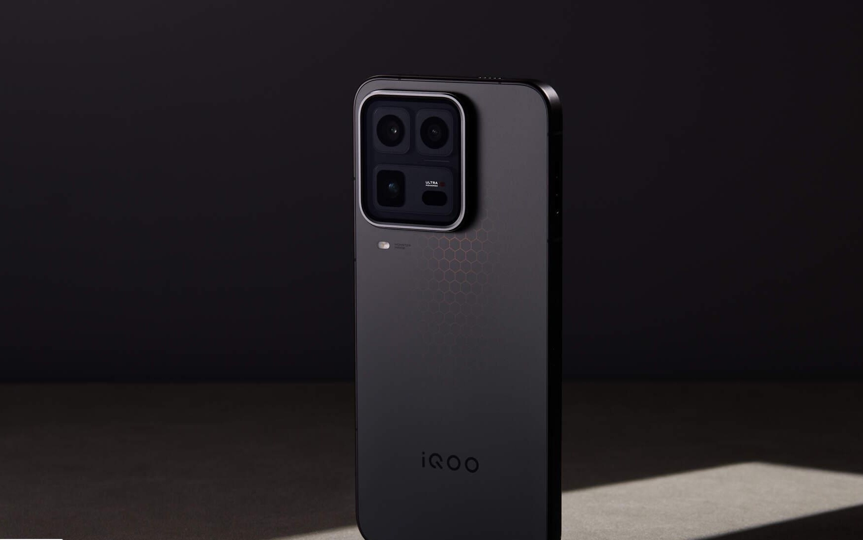 iQOO15 Ultra官宣影像进一步升级,搭载索尼3x超级潜望长焦