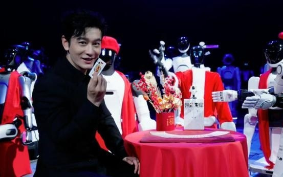 《机器人奇妙夜》上演：200余台机器人“撑起”整台晚会，多项全球首创丨新经济观察