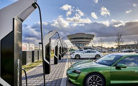 甩掉包袱 保時捷宣布2026年起逐步關停自建充電網絡，轉向公共充電矩陣