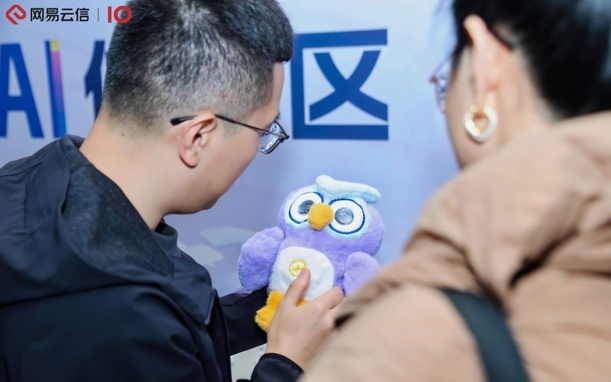 千家万业拥抱AI，谁为“最后一米”连接兜底？