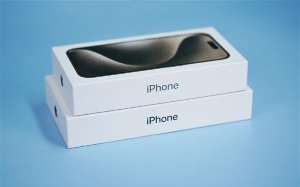 苹果新CEO上任首日!新iPhone被曝恢复赠送充电头、有线耳机 官方回应