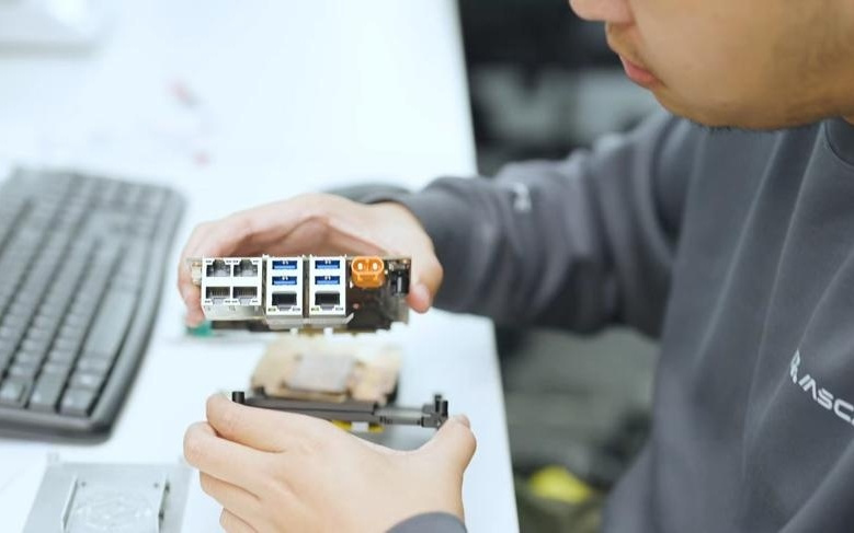 突破具身智能两大痛点,上海人工智能研究院孵出机器人的“心灵手巧”