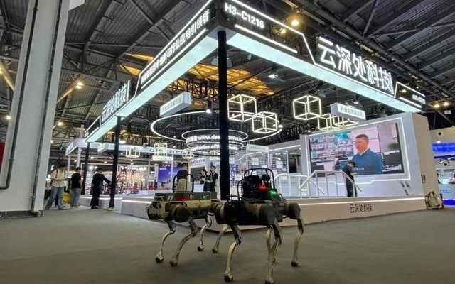 行业级四足机器人亮相WAIC 真实还原电力巡检场景丨新经济观察