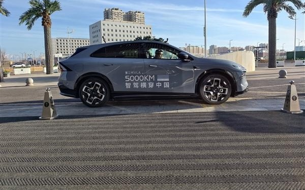 小鹏第二代VLA遭抹黑 被指“洋人之下我第一”！小鹏高管霸气发声：不服来战