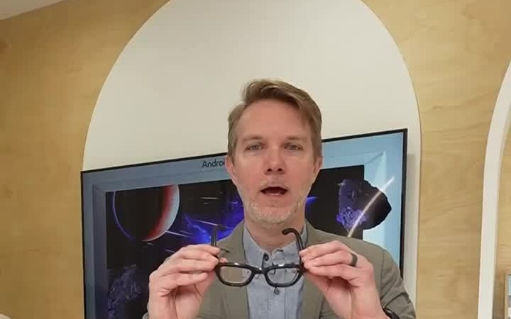 谷歌Android XR眼镜原型演示：看一眼海报就能导航