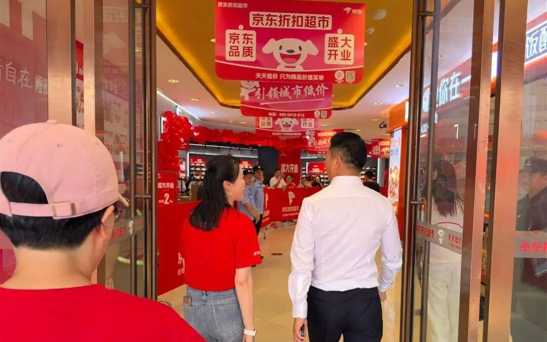 刘强东回老家宿迁，现身大排档与路人搂肩合影，网友：东哥真给面子，排场满满