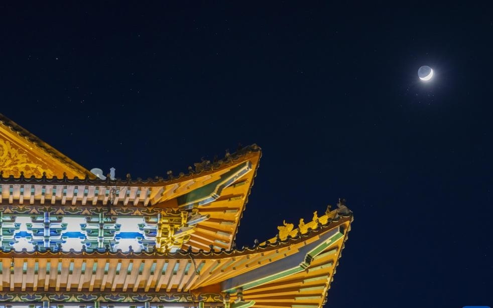 蛾眉月“牵手”昴星团