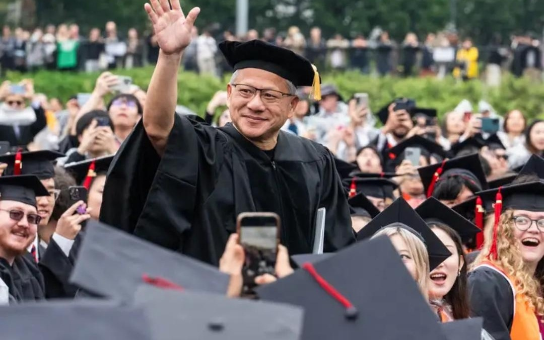 黄仁勋拿下6个博士学位,喊话毕业生:AI是属于你们的机会