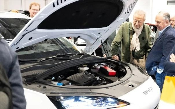 热度激增！中国电动车亮相维也纳车展受追捧 | 新民侨梁