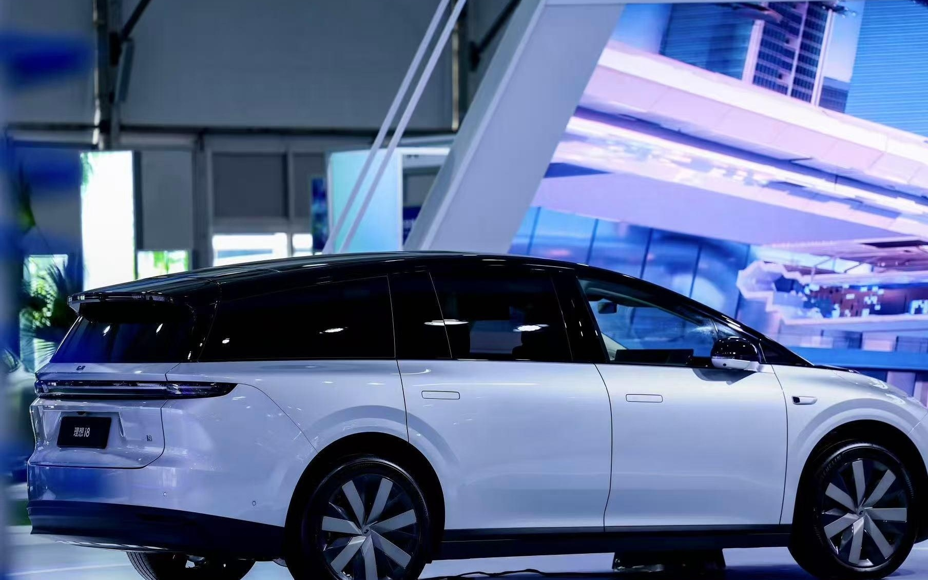 2025车市盘点：蔚来新ES8狂降10万上市，理想i8上市7天降价改配，集中爆发的大三排SUV还能火多久？