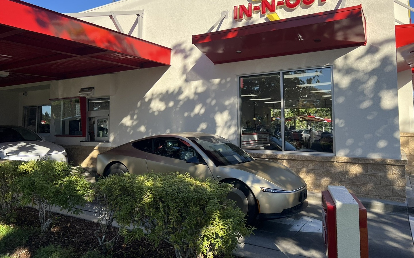 特斯拉晒出 Cybercab 实车，据称部分组件已进入量产状态