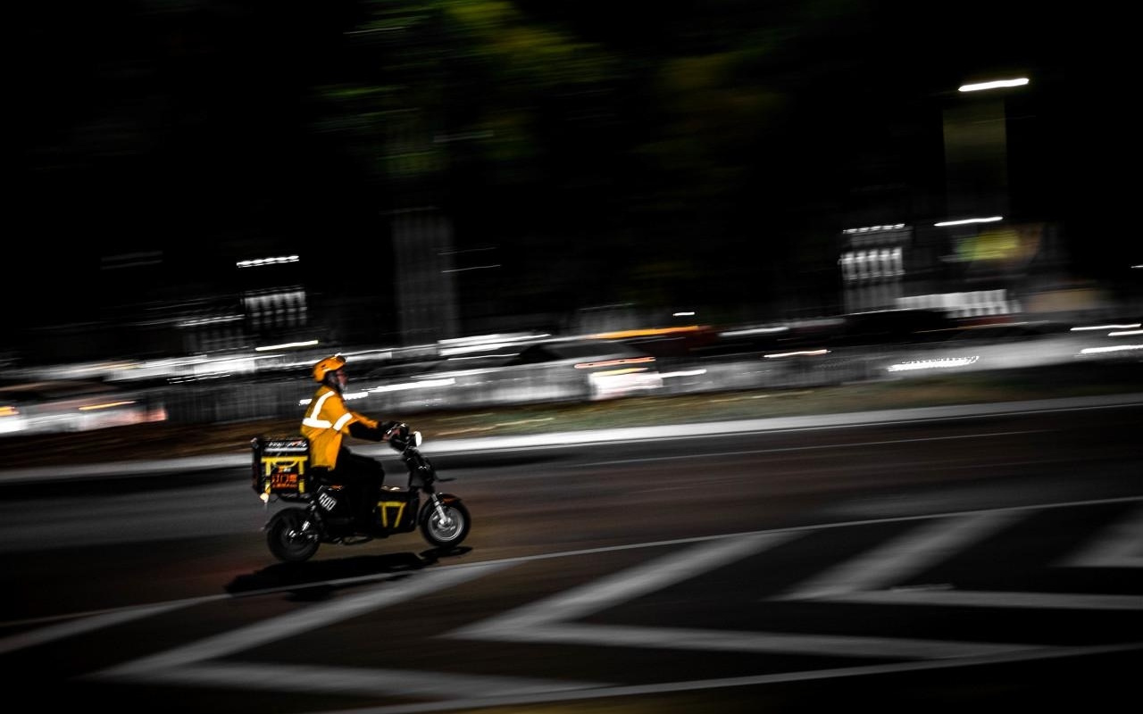 外卖员送起iPhone手机，屈臣氏柜姐忙着打包，即时零售成双十一“第二战场”