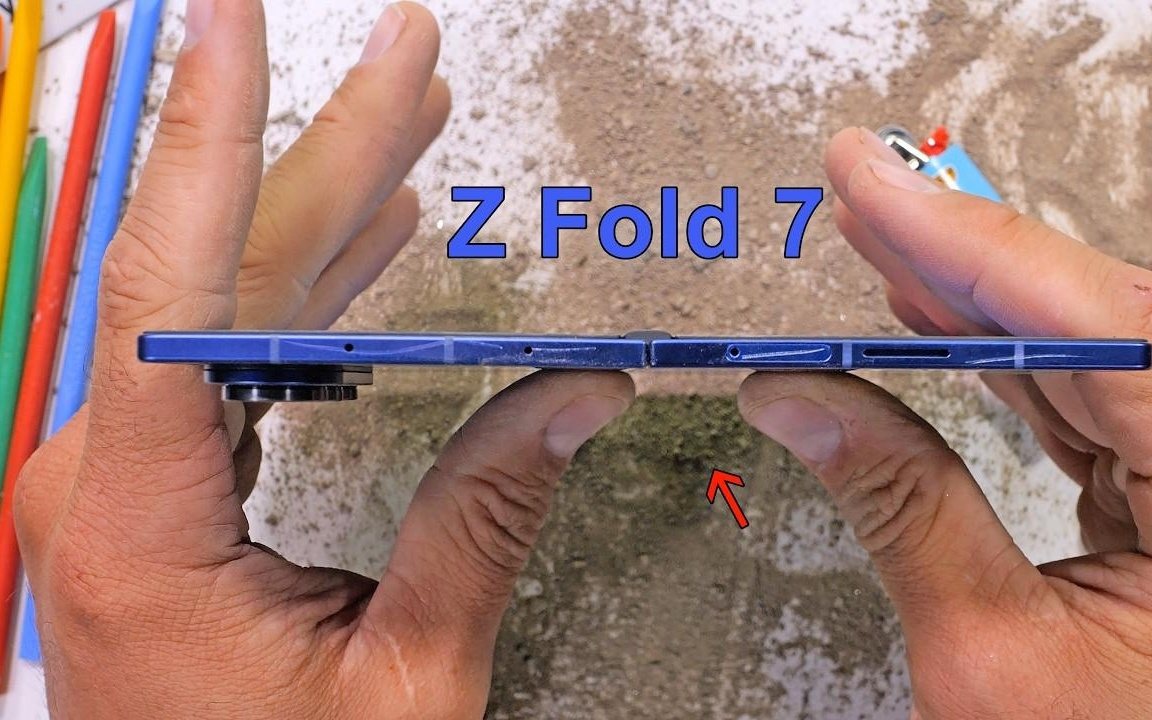 三星 Galaxy Z Fold7 折叠屏手机通过弯折测试，内屏易划伤成短板