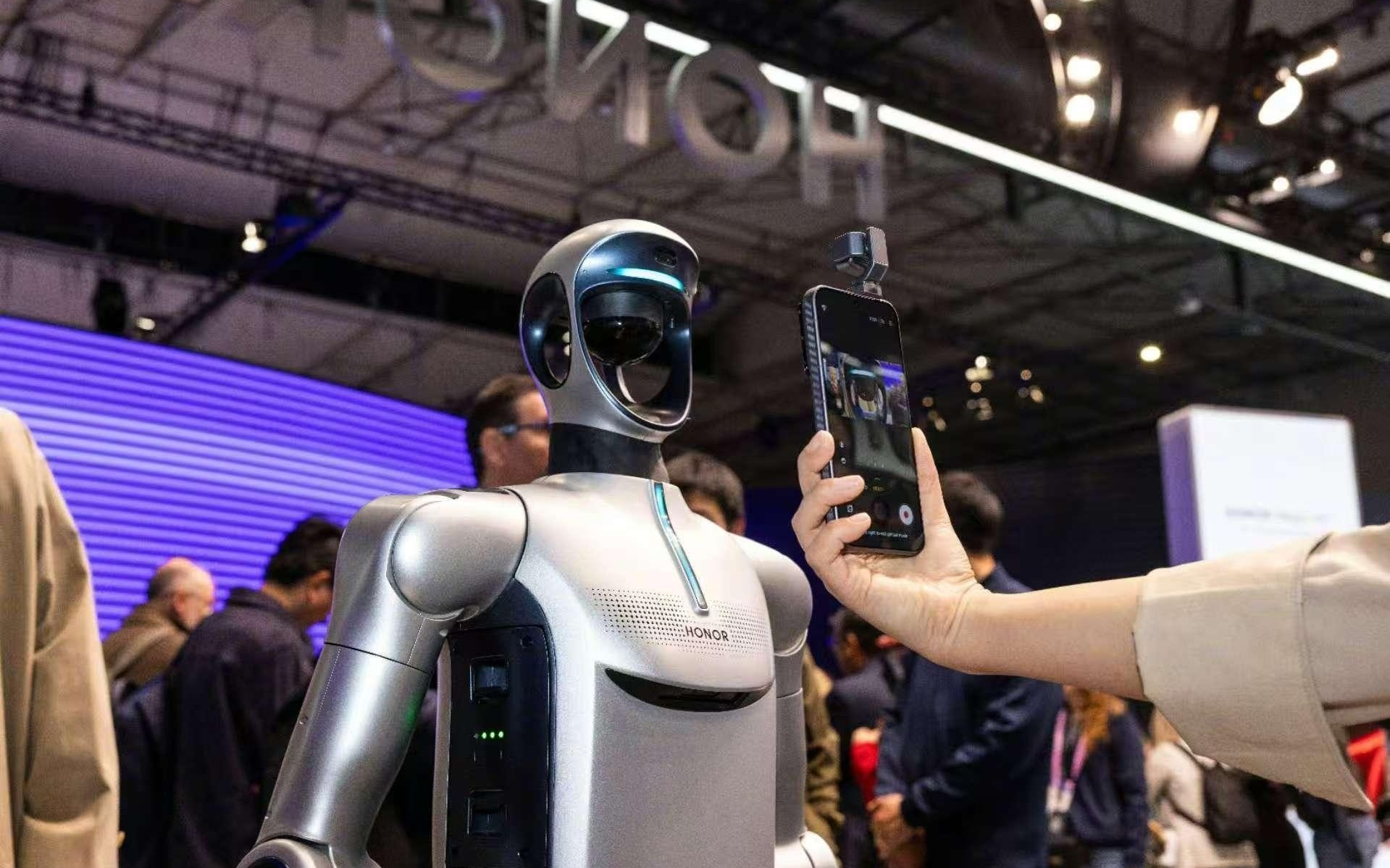 大厂盯上机器人