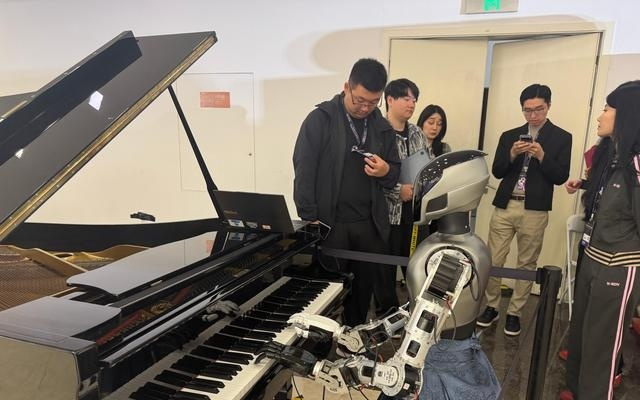 百个AI互动集市、百项年度成果榜单……南京这场AI人才峰会含金量拉满