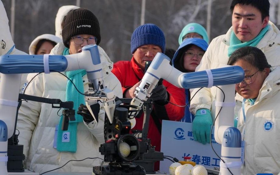 长春：机器人竞技冰雪中