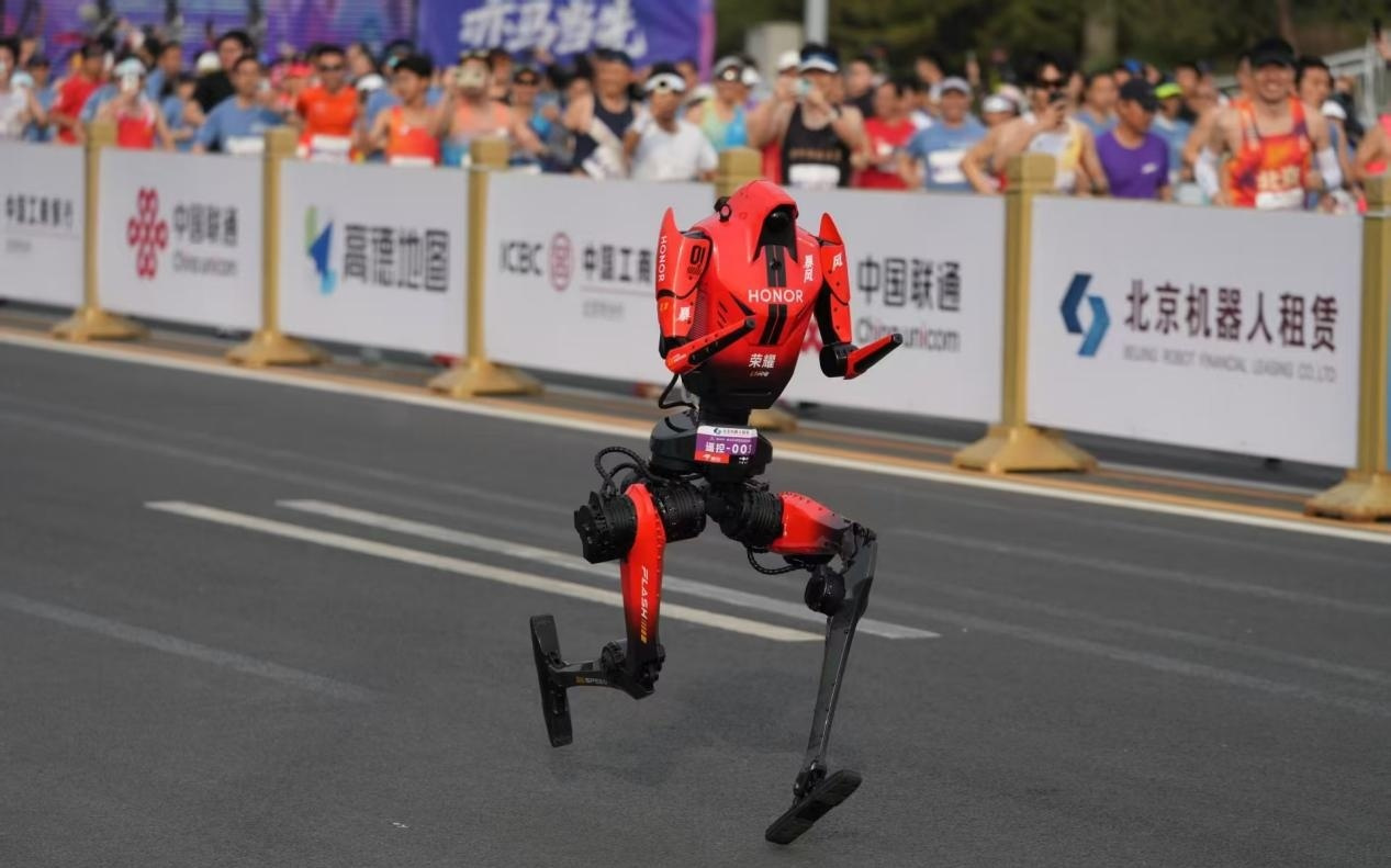 荣耀机器人打破人类半马纪录，包揽赛事前三甲彰显硬核实力
