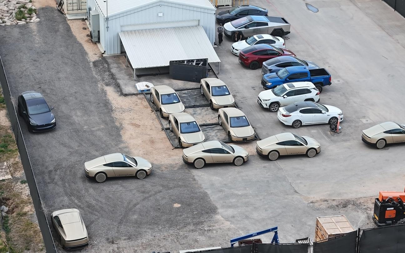 特斯拉得州工厂现身25辆Cybercab无人驾驶出租车