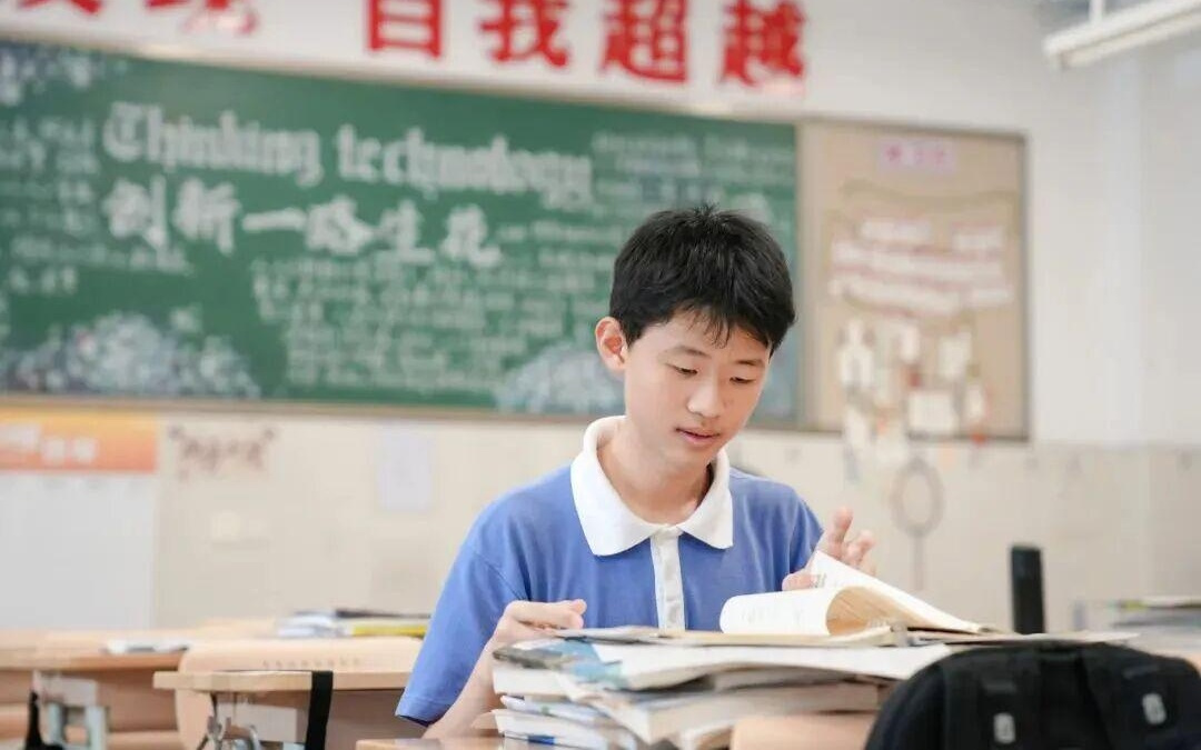 “手搓火箭的少年”为航天前辈颁奖,这个拥抱太感动!