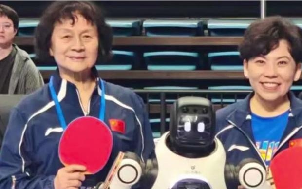 智元机器人乒乓对打世界冠军邓亚萍、郑敏之，全程无遥控全自主