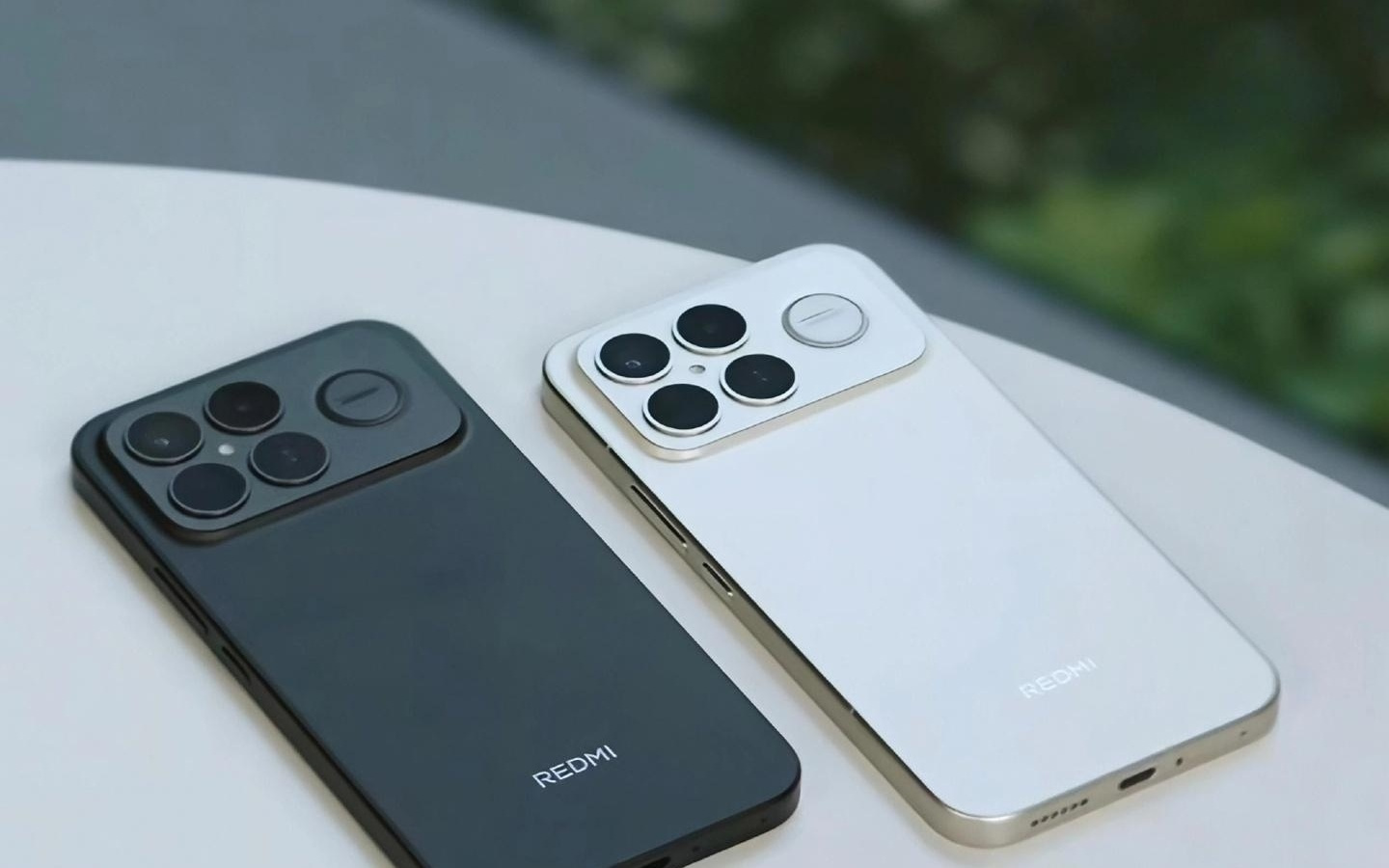 小米 REDMI K90 Pro Max 手机配备后置扬声器，可实现振动清灰