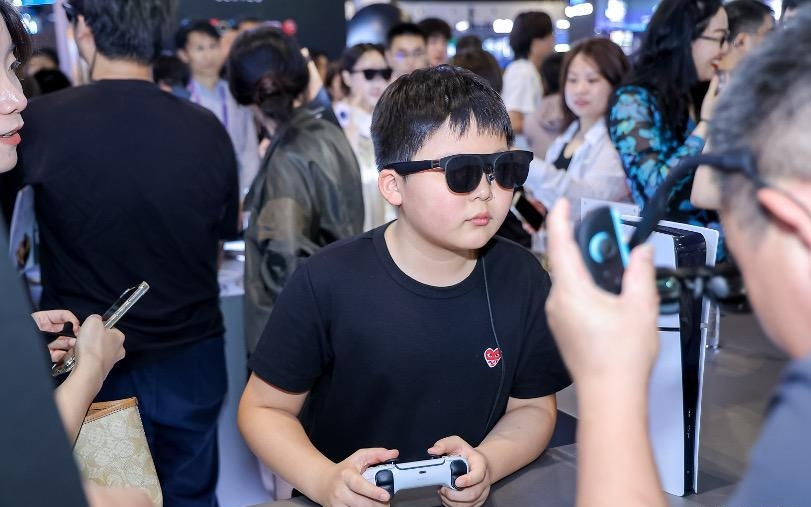 WAIC 2025观察｜智能眼镜路线分野等待“iPhone时刻”，巨头入场意在占位